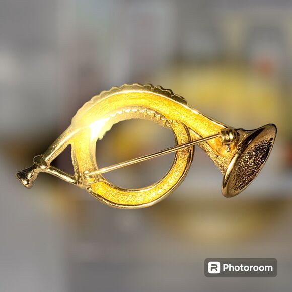 Burberry Elegant Horn Brooch - Picture 1 of 11